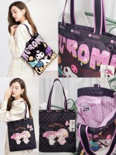 LeSportsac x Kuromi/Melody聯名系列紫粉色印花大容量側揹袋<筍價預購>(T6777BM)